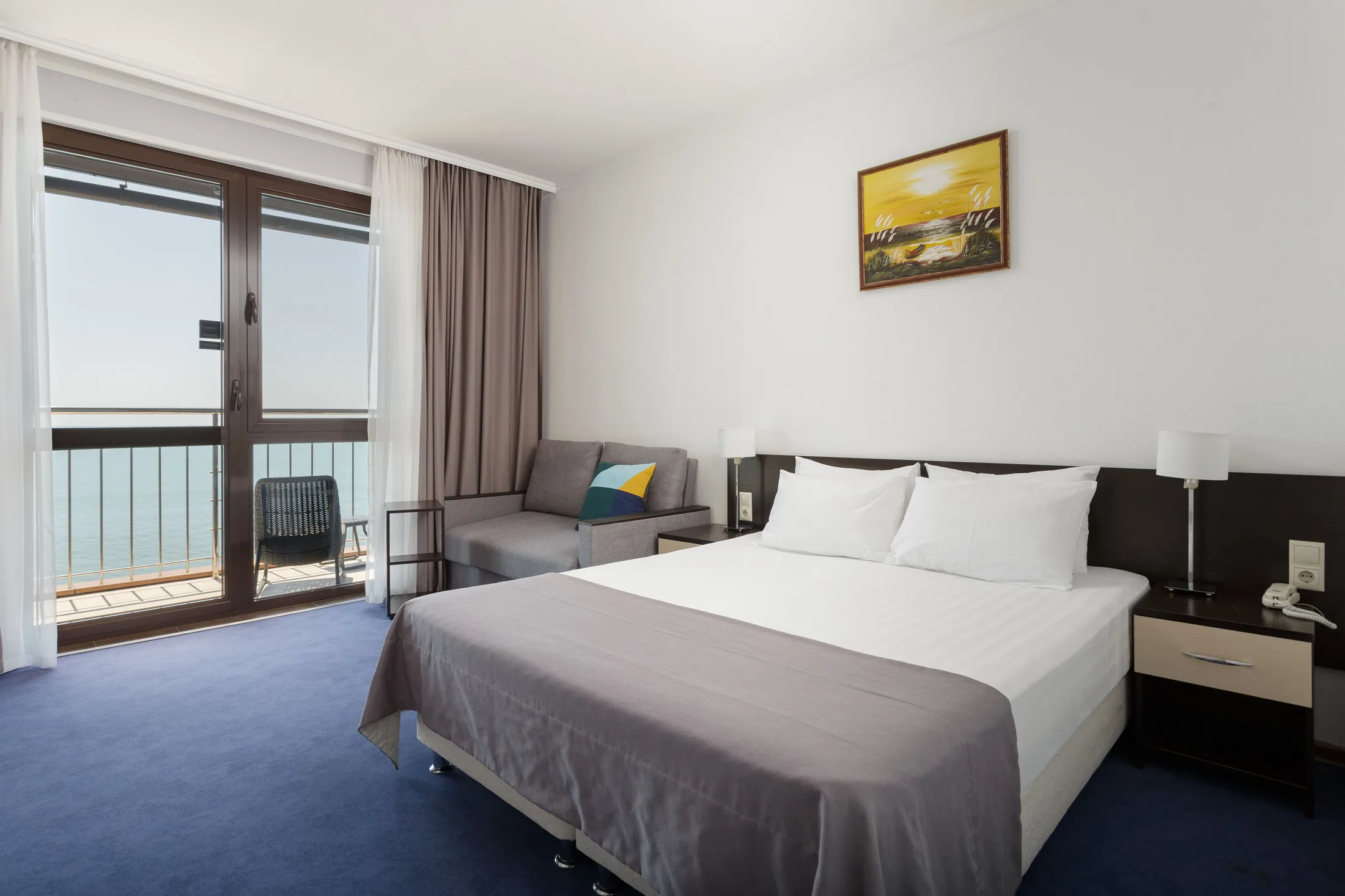 Номер (отель 3*) 2-местный 1-комнатный с балконом и видом на море (одна кровать 160 см)
